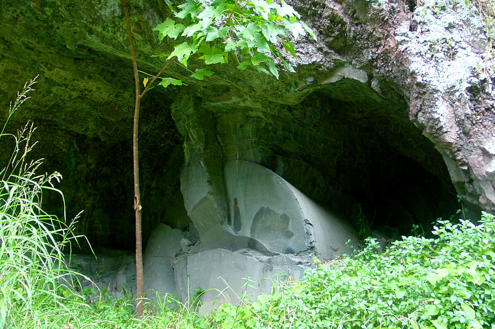 Ofai Marama (Pierre de lune) dans la vallée de la Punaruu à Punaauia