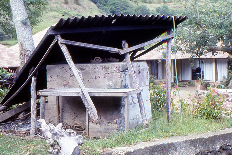 Four à pain de Ahurei à Rapa en 1985