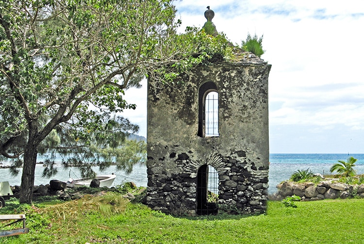 Tour carrée du couvent du dimanche. Rikitea, Mangareva, Gambier