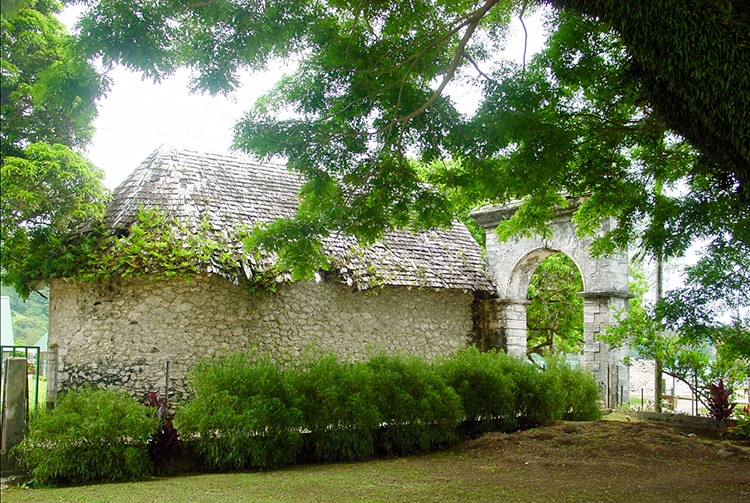 L'arc de triomphe et le hangar à pirogues de Rikitea. © Tahiti Heritage