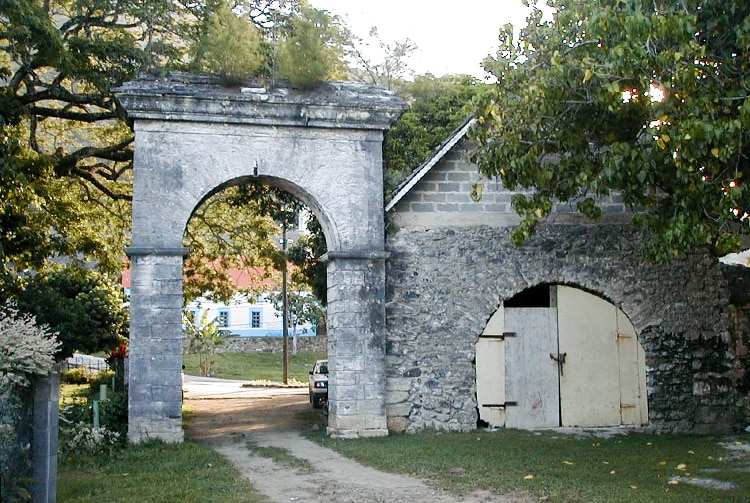 L'arc de triomphe et le hangar à pirogues de Rikitea. © Tahiti Heritage