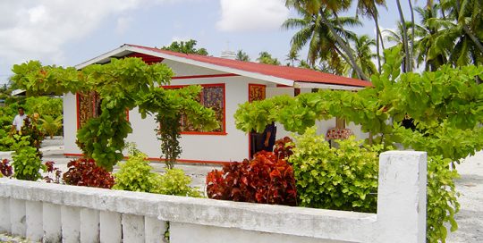 Maison et muret du village de Tumukuru à Takapoto. Photo Vuillermoz