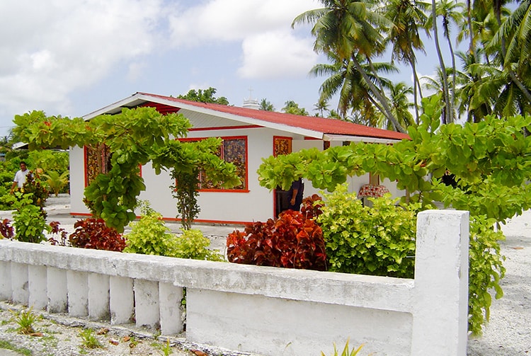 Maison et muret du village de Tumukuru à Takapoto. Photo Vuillermoz