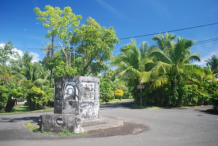 Socle de la statue inachevée de Tautira © Tahiti Heritage