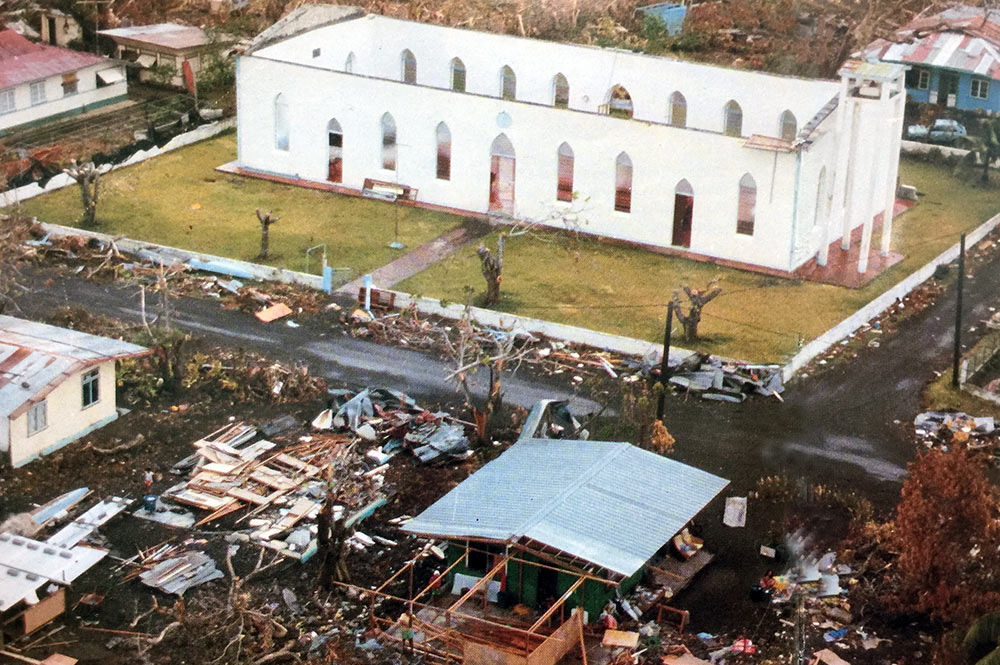 Le temple de Tautira lors du cyclone de 1983. Photo Michel Anglade