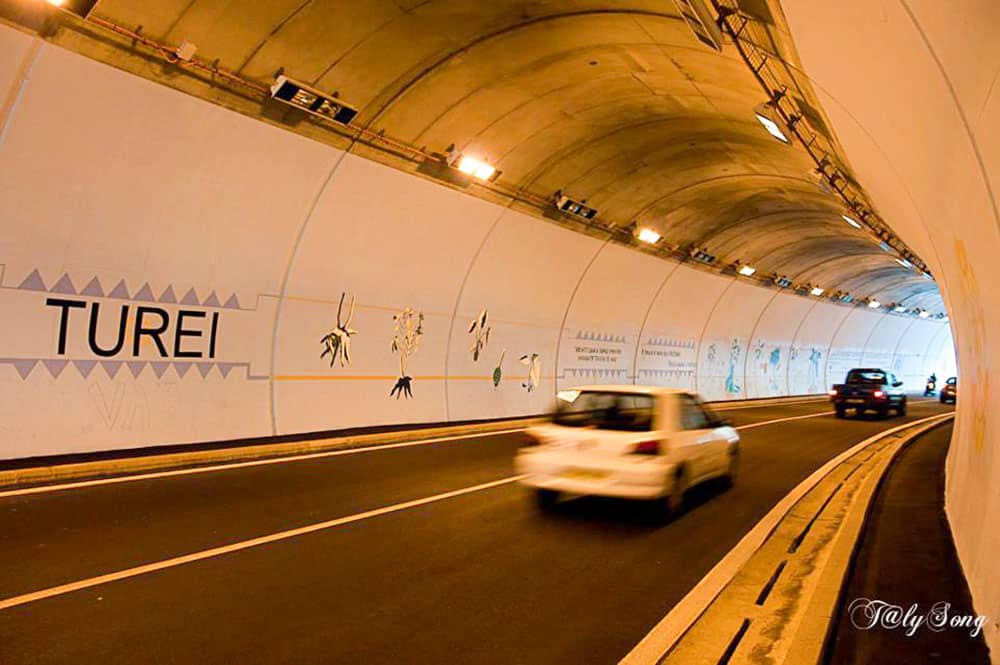 Intérieur du tunnel Arahoho, à Tiarei, Tahiti. Photo TalySong