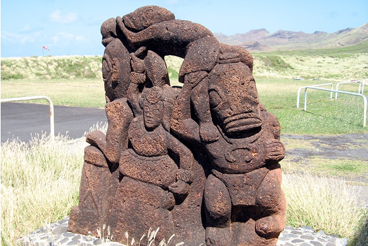 Sculpture Te Apuu de l'aéroport de Ua Huka