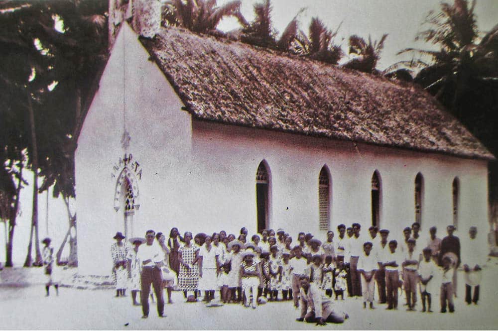 Les fidèles de l'église de Vaipahi, Tuamotu, en 1930