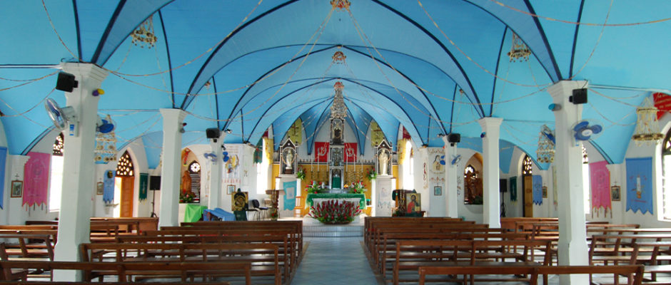 Intérieur de l'église Jean de la Croix de Fakarava. © Tahiti Heritage