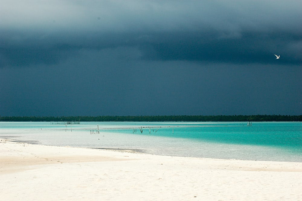 Orage sur Mataiva Photo Claude Serra