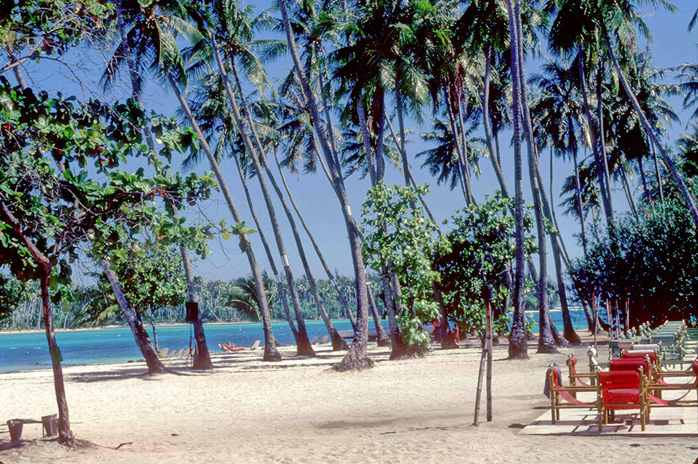 Plage du Club Med de Moorea en 1966 - themexicans-files