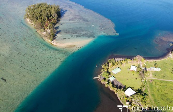 Tunnel sous-marin Rautirare situé entre la pointe et le motu Poruu de Mataeia, Tahiti. Photo Raihei Tapeta