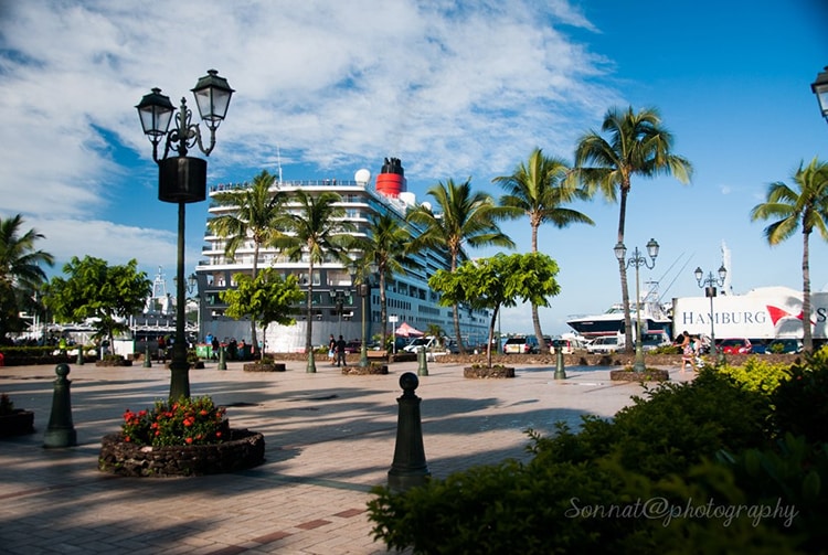 Le Queen Elisabeth à Papeete. Photo T@lySong