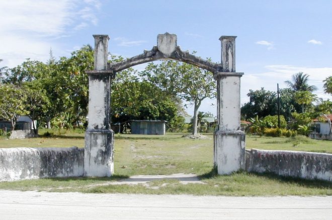 L'ancien porche de Tiputa, Rangiroa en 1998 © Tahiti Heritage