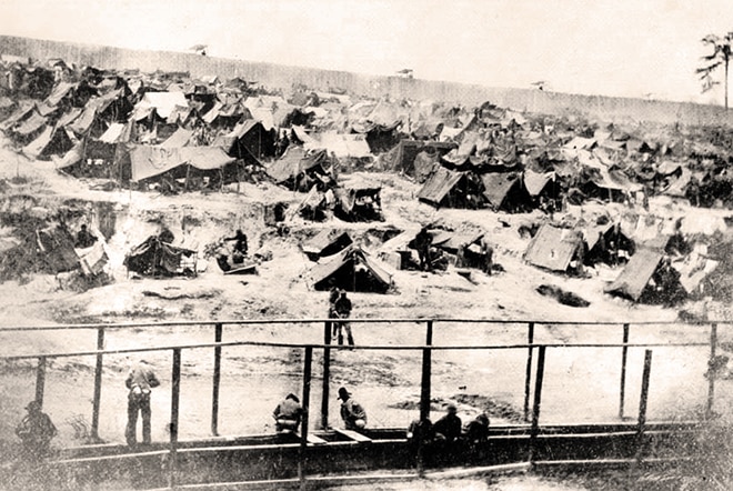Camp de prisonniers d'Andersonville lors de la guerre de sécession.