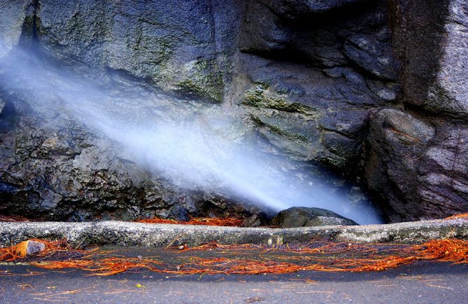 Trou du souffleur de Tiarei à Tahiti. Photo Yan Peirsegaele