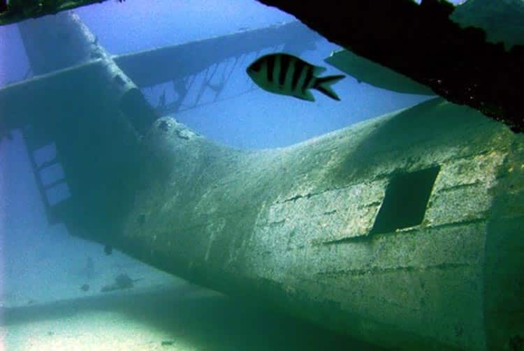 Epave de l'hydravion Catalina dans le lagon de Faa'a. 