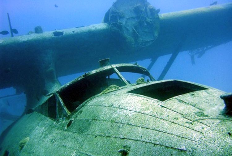 Epave de l'hydravion Catalina dans le lagon de Faa'a. 