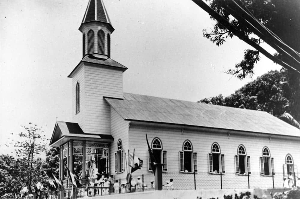 Inauguration du temple de Pueu le 15 décembre 1953. Coll DEFAP