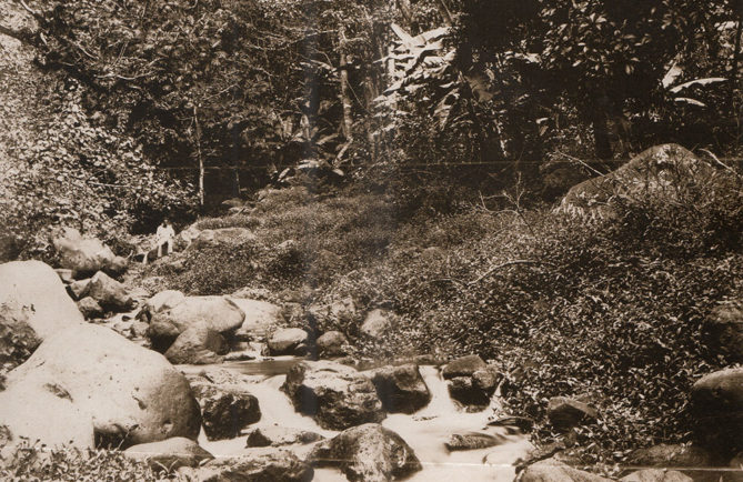 Le torrent de la Ahonu à Mahina vers 1885. Photo Georges Spitz