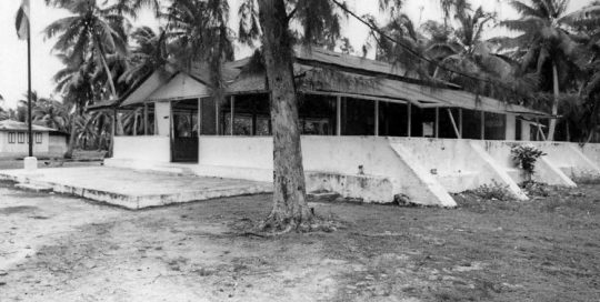 Chefferie, mairie, de l'ancien village Tukuhora de Anaa en 1967
