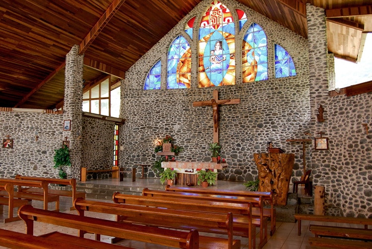 Intérieur de l'église de Vaitahu, sur l'île de Tahuata. Photo Purutaa