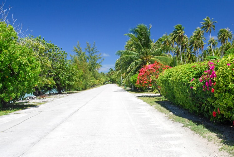 Rue du village de Rotoroa à Fakarava en 2014