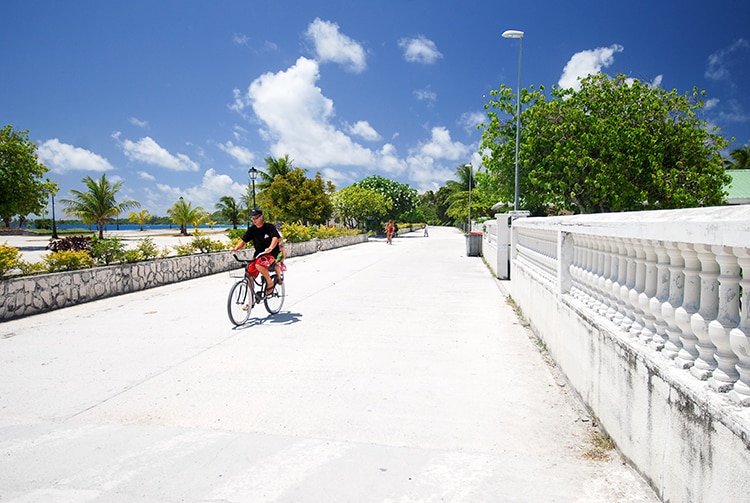 Rue du village de Rotoroa, devant l'école, à Fakarava en 2014