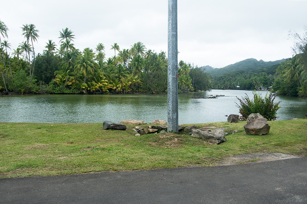 Poteau devant la source du pont de Maeva