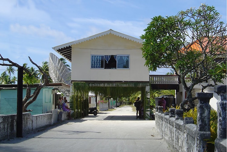 Maison à cheval sur la voie, à Taenga. Photo Mermoz