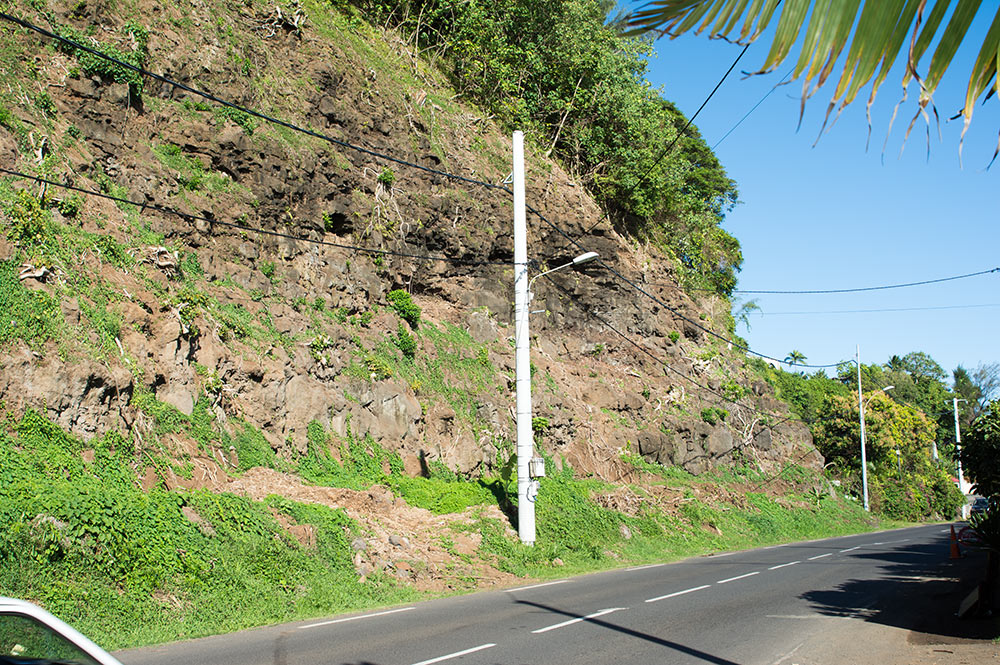 L'entrée actuelle de la grotte de Monoihere à Mahina