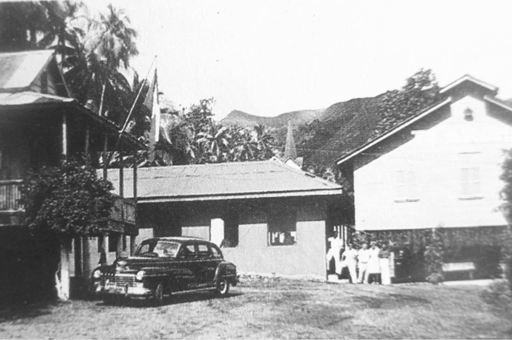 La voiture de Tony Bambridge devant l'entrée de la léproserie d'Orofara