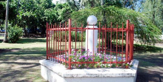 Monument de Cook, pointe Vénus à Mahina, Tahiti