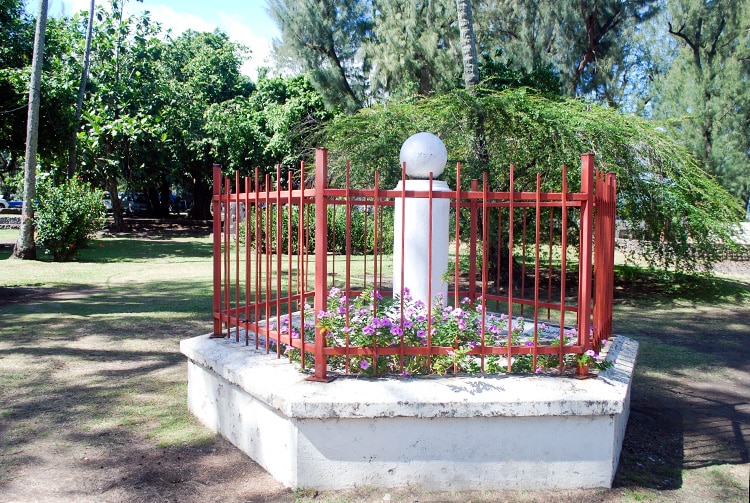 Monument de Cook, pointe Vénus à Mahina, Tahiti