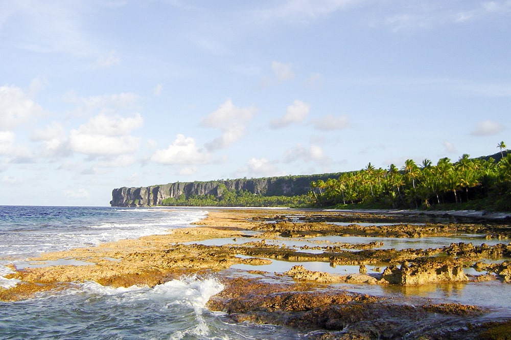 Rivage et falaise de Temao, à Makatea