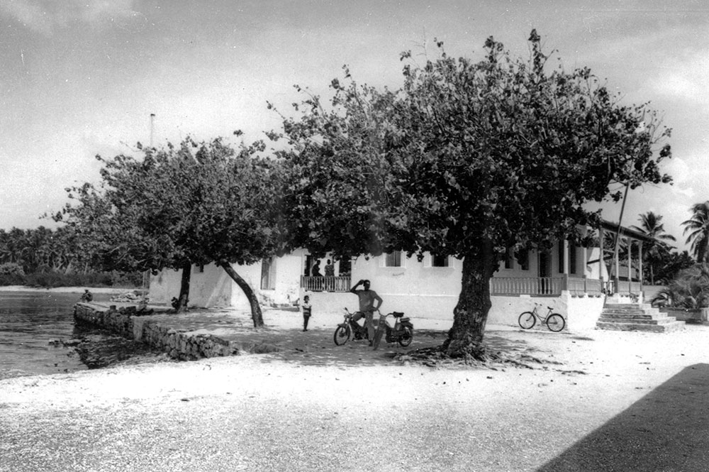 La mairie de Makemo, vue du quai en 1967