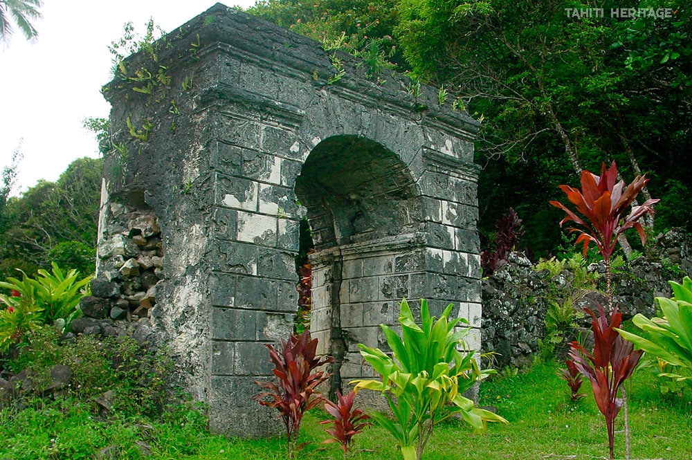 Arche du portail du couvent de Rouru, à Mangareva © Tahiti Heritage