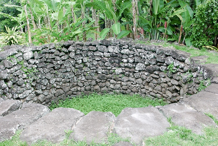 Fosse de stockage de fruits de l'arbre à pain à Rikitea, Gambier © Tahiti Heritage