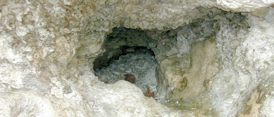 Grotte de la piste à Niau