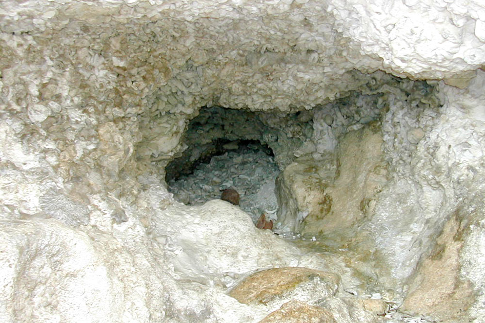 Grotte de la piste à Niau