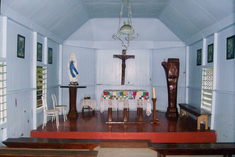 Intérieur de la chapelle de Hooumi à Taipivai, Nuku Hiva. Photo Anastas