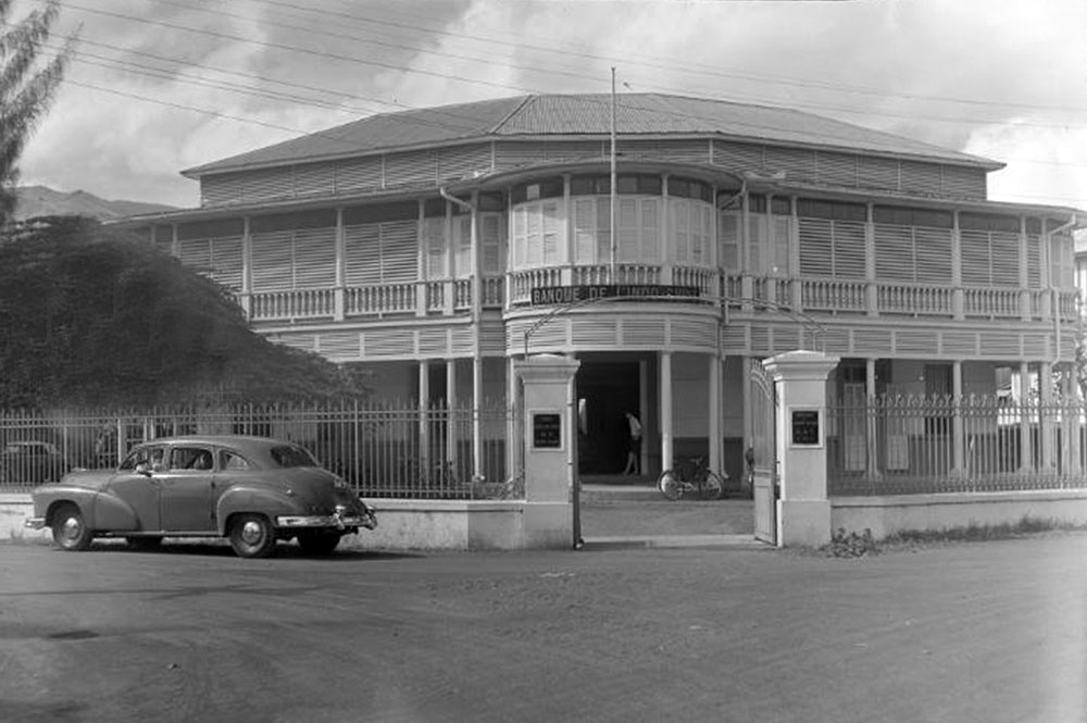 La Banque de l'Indochine de Papeete en 1952. White-aviation.