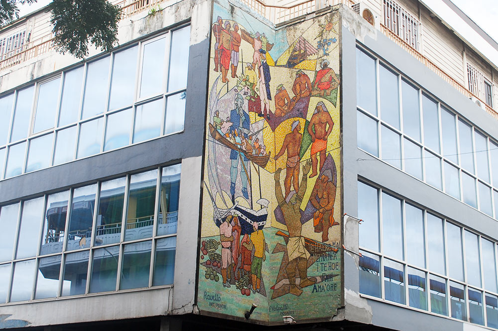 Fresque sur La Bounty par Ravello, immeuble Normann hall à Papeete