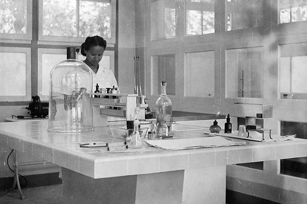 Laboratoire de l'Institut Malardé de Tahiti en 1949
