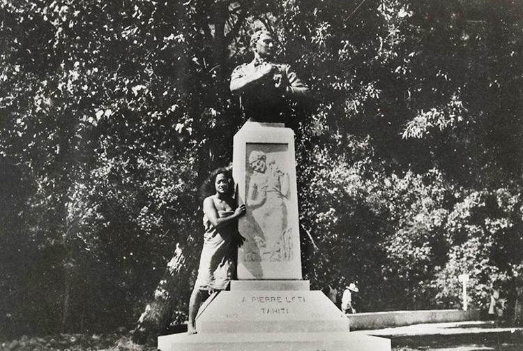 Le buste de Pierre Loti au lieu-dît Bain Loti, dans la vallée de la Fautaua en 1915