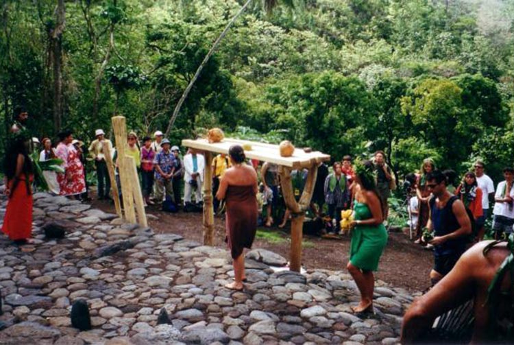 Cérémonie de re-sacralisation du marae Tupuhaea de Hamuta en 2000