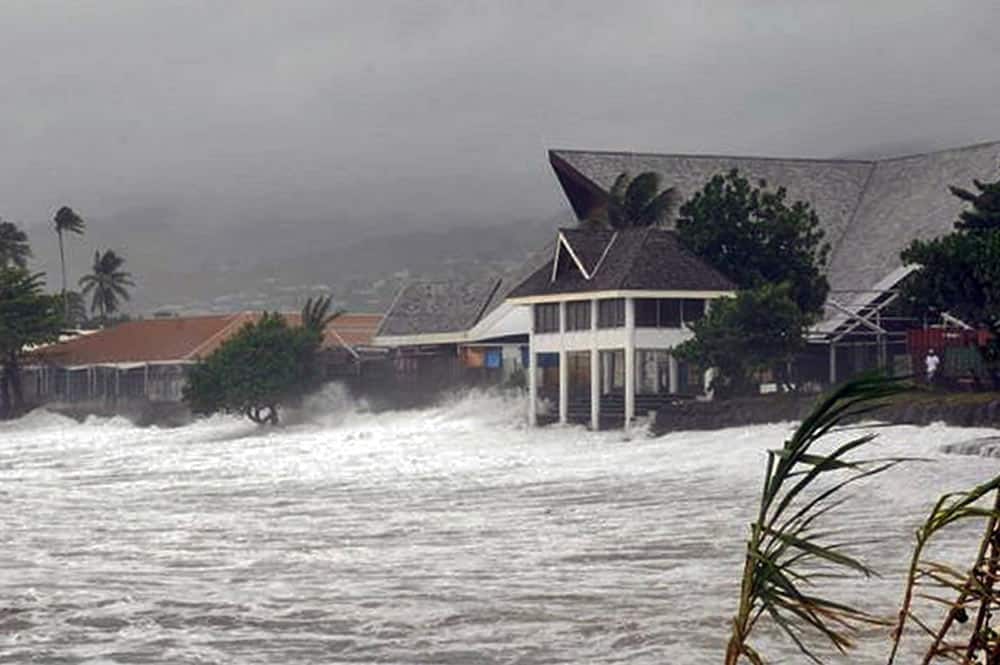 La plage du Taaone, Pirae lors du cyclone Oli en fevrier 2010 . Photo Fabien Chin