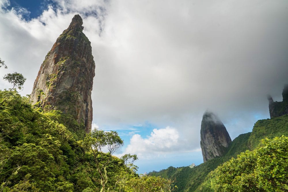 Piton Poumaka, de Ua Pou. Photo Andy Mann - 3Strings Productions