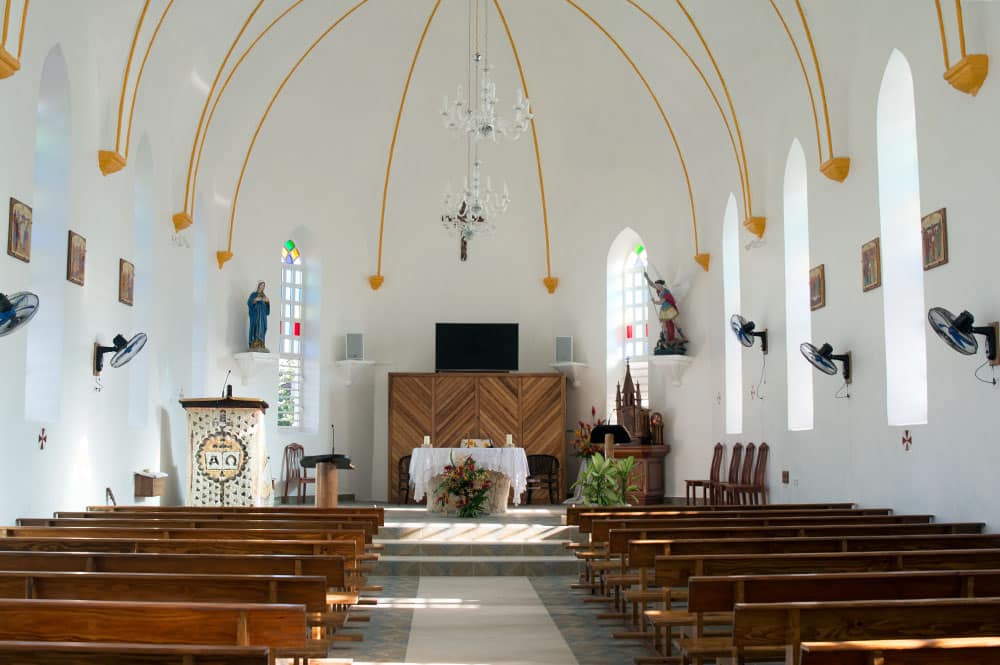 Intérieur de l'église Saint-Michel de Avatoru, Rangiroa © Tahiti Heritage 2016