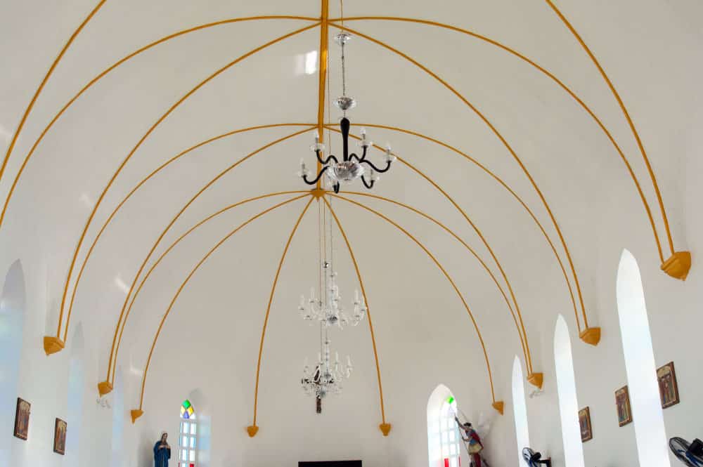 Intérieur de l'église Saint-Michel de Avatoru, Rangiroa © Tahiti Heritage 2016